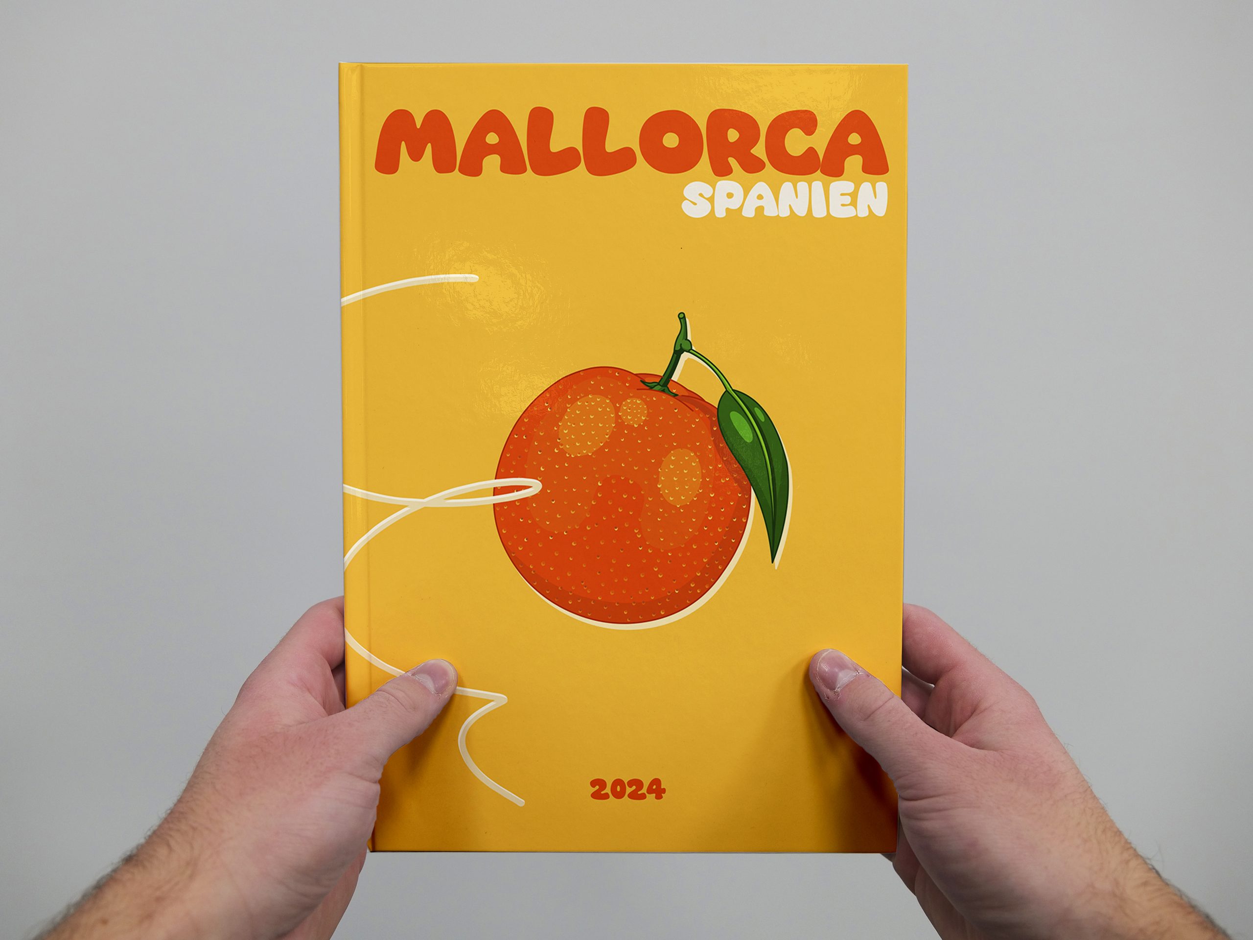 Stor fotobog med en appelsin